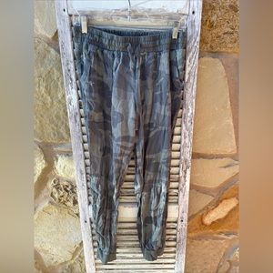 Splendid Womens Green Camouflage High Rise Elastic Waist Jogger Pant Size Small